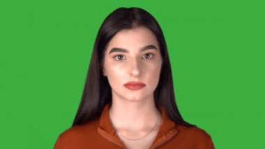 Şokta olan genç bir kadın, 