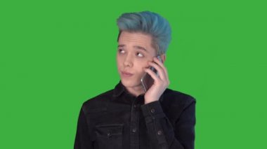 Genç işadamı telefonda yeşil ekran tatsız sohbetine bakıyor.