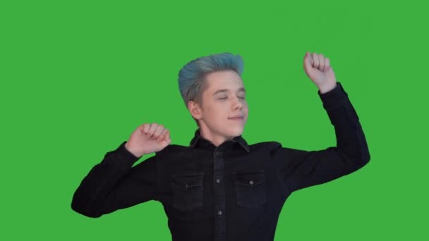 Забавный молодой человек с цветными волосами танцует Зеленый экран счастливый молодой бизнесмен — стоковое видео