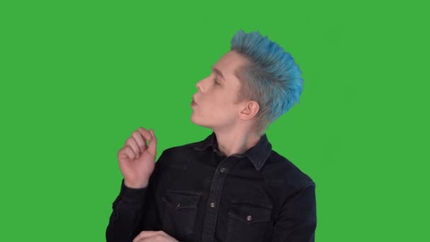 有色头发的年轻男人跳着绿色银幕快乐的同性恋与蓝色头发 — 图库视频影像