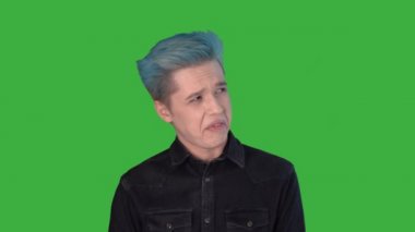 Delikanlı tiksinti ve korkuyu dolduruyor. Gözlerini kapat ve yeşil ekrana dön