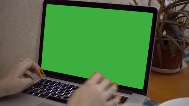 Laptop met groen scherm. vrouw typen op computer key-green mockup notebook — Stockvideo