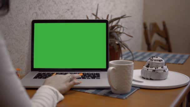 Mujer trabajando en portátil con pantalla verde sobre el hombro en casa maqueta — Vídeos de Stock