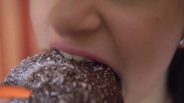 Kadın çikolatalı kek yer iştah açar açgözlülükle aldatan tatlı çöreğin tadına bakar