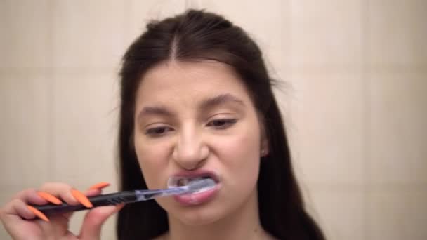Jovem mulher tem dor de dente tocar sua cárie bochecha — Vídeo de Stock