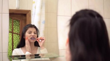 Genç bir kadın dişlerini fırçalarken güçlü bir diş ağrısı yanağına değdi.