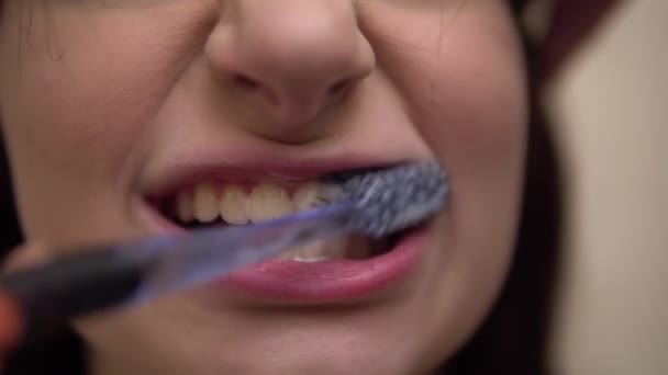 Femme brossage des dents avec brosse et dentifrice gros plan — Video