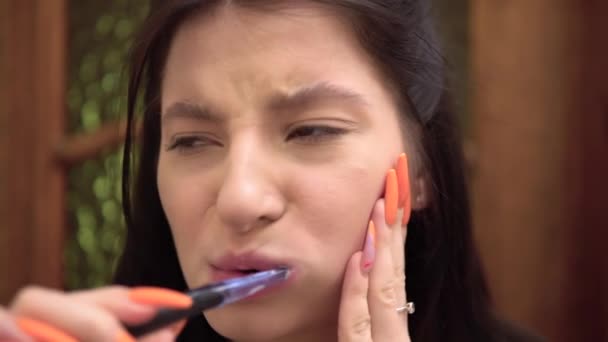 Chica con dolor de muelas cepillarse los dientes y tocar la mejilla caries dolor — Vídeo de stock