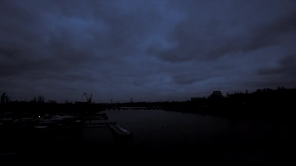 Timelapse skyline antes del amanecer con reflejo de agua noche a día amanecer — Vídeo de stock