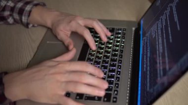 adam kodlama html web sitesi çalışma mesafesi programcısı serbest kodlayıcı