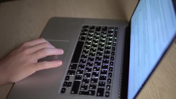 Menina deslizando notebook leitura on-line estudando distância em quarentena isolado — Vídeo de Stock