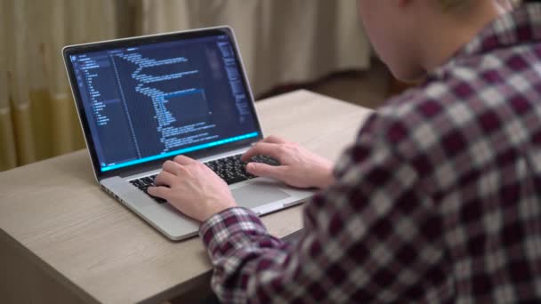 Man codering html op het scherm man handen coderen programmering op het scherm laptop — Stockvideo