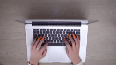 Dizüstü bilgisayar programlama web sitesinde html kodlayan kız çevrimiçi hareket çalışıyor