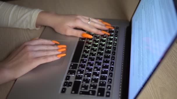 女性はオンラインで読書をオンラインで勉強ノートパソコンサーフィンインターネットをスワイプ — ストック動画