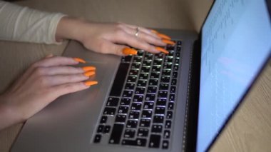 Bilgisayarda sörf yapan bir kadın internet mesafesinde okuyor.