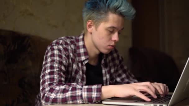 Somnolent jeune homme travaillant tard dans la nuit frottant ses yeux Freelancer ordinateur portable de travail 