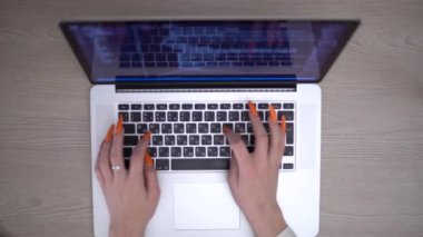 Dizüstü bilgisayar programlama web sitesi serbest geliştirici hareketinde html kodlaması yapan kız