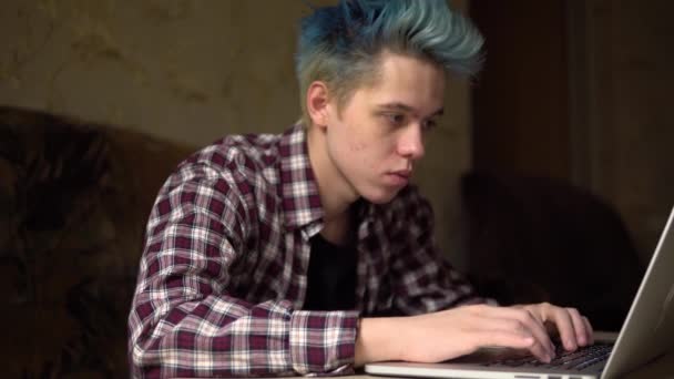 노트북으로 일하는 데지친 젊은이는 눈을 비비며 열심히 일하는 것을 마무리 한다 — 비디오