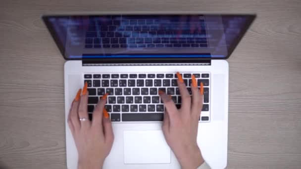 ラップトッププログラミングのウェブサイト上の女の子のコーディングhtmlフリーランス開発者運動 — ストック動画