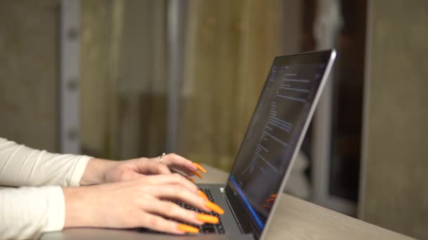 Девушка кодирования HTML на сайте программирования ноутбуков онлайн работает фрилансер — стоковое видео