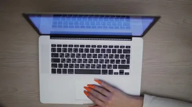 İnternette sörf yapan kız bilgisayarları online uzaklıktan alıyor okuma hareketini inceliyor