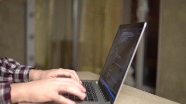 html kodunu kodlayan adam web sitesi geliştiricisi evde çalışan serbest programcı