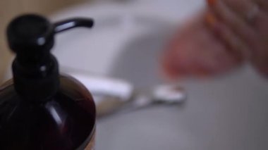 Corona virüsü önleyici kadını antibakteriyel sabunla yıkayıp yaydı.