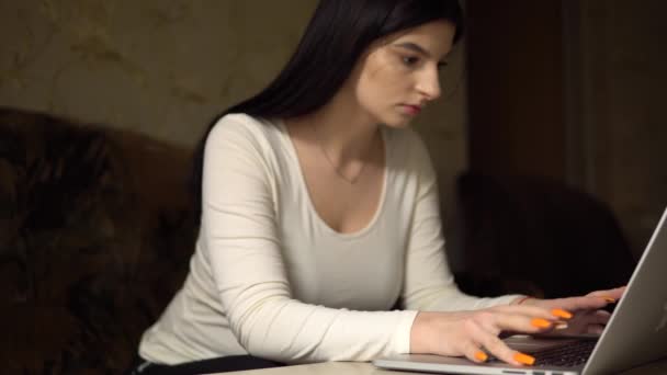 Przemyślane zaniepokojona młoda kobieta pracuje na laptopie w domu freelance — Wideo stockowe