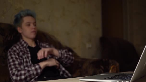 Jeune homme terminer le travail informatique se sentant satisfait du résultat regardant ordinateur portable 