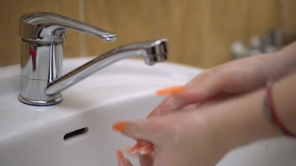 Coronavirus πανδημία πρόληψη πλύνετε τα χέρια σαπούνι πλύσιμο με απολυμαντικό χεριών — Αρχείο Βίντεο