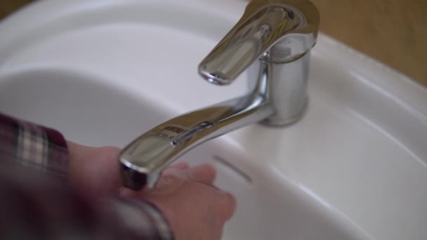 İnsan evde ellerini yıkamanın en iyi yolu koronavirüsün yayılmasını önlemektir.. — Stok video