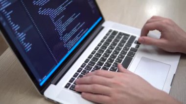 Ekrandaki kapatma kodlaması, İnsan elleri ekrandaki html programlamasını kodluyor