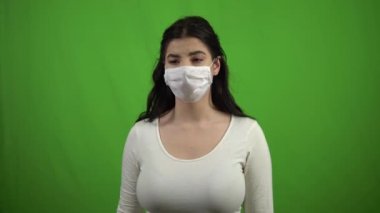 Yeşil ekranda öksüren kız Coronavirus COVID-19 virüsüne yakalandı.