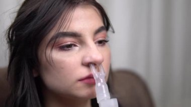 Astım spreyindeki kadın buharla yakın çekim yapıyor. Tıbbi ürün Soğuk Tedavi Coronavirüs