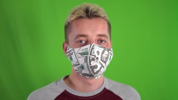 Hombre joven con máscara protectora coronavirus, covid-19, pantalla verde de cuarentena — Vídeo de stock
