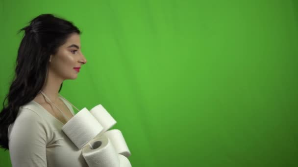 Женщина ходит с туалетной бумагой на зеленом экране паника покупка — стоковое видео