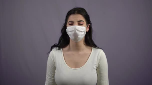 Młoda kobieta kaszle w masce medycznej Koronawirus, COVID-19, pandemia — Wideo stockowe
