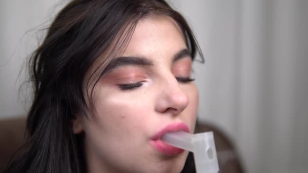 Das Mädchen mit der Krankheit Asthma, mit Vernebler als Inhalation Lungen Inhalation — Stockvideo