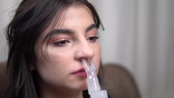 Mujer en primer plano inhalador con vapor. Producto médico Tratamiento en frío coronavirus — Vídeo de stock