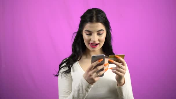 Щаслива дівчина робить онлайн-платежі з кредитною карткою та покупками смартфонів онлайн — стокове відео