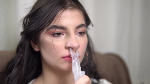 Kobiety inhalacje z nebulizatorem w domu choroby płuc para covid — Wideo stockowe