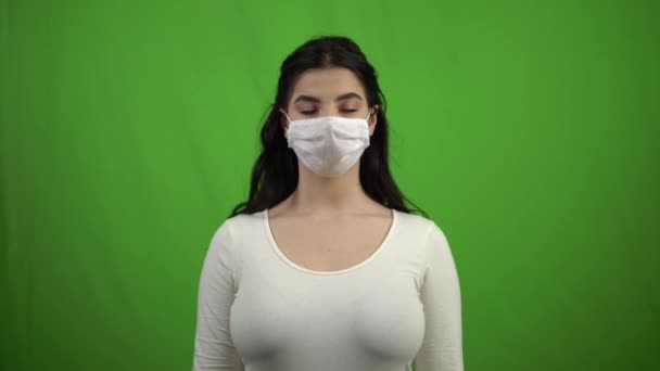 Mädchen mit medizinischer Maske auf grünem Bildschirm. Coronavirus, COVID-19, Pandemie