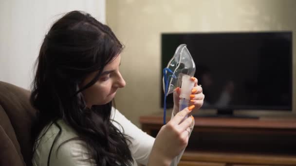 Meisje bereidt gebruik vernevelaar met ademhalingsmasker voor astma behandeling thuis — Stockvideo