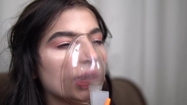 Woman use nebulizer inhaler treatment disease asthma coronavirus slow motion — Stock Video