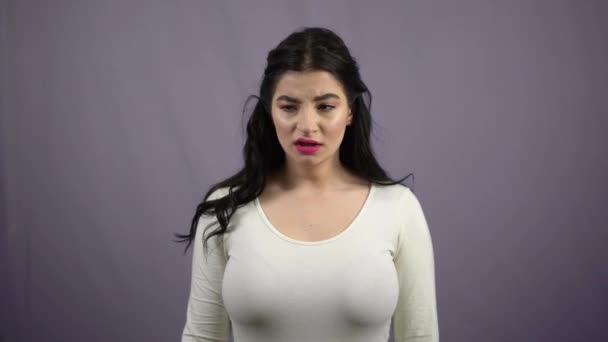 若い女性咳灰色の背景コロナウイルスcovid-19検疫パンデミック — ストック動画