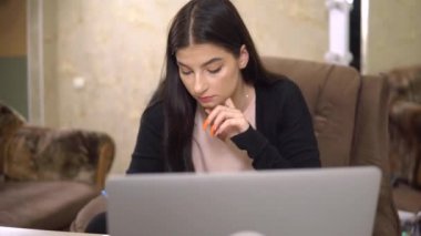 Ciddi kız öğrenci çevrimiçi internet öğretmeni bilgisayar görünümlü dil öğreniyor
