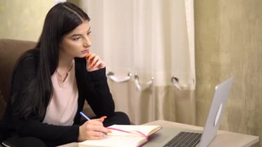 Lapton diktanslı bir kız online okuyor, internet öğretmeni serbest çalışıyor.