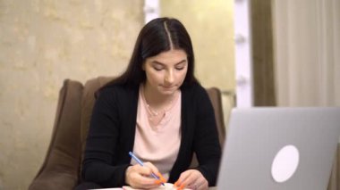 İnternette okuyan gülümseyen öğrenci kız, internet öğretmeni, notlar, mesafe dersi