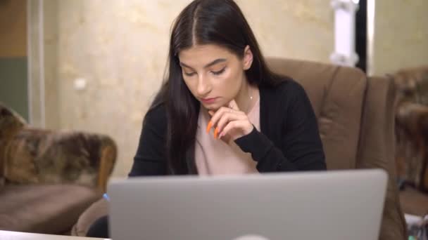 Chica seria estudiante estudio en línea internet profesor aprender idioma buscando ordenador portátil — Vídeo de stock