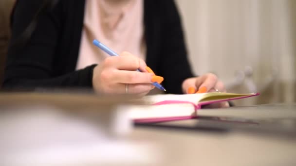 Étudiant fille prendre des notes, bussins, écriture, étudier à distance, devoirs — Video